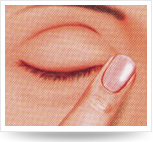 閉眼，用手指輕輕向鼻梁方向壓迫內(nèi)側(cè)眼角,保持滴藥姿勢1-3分鐘。